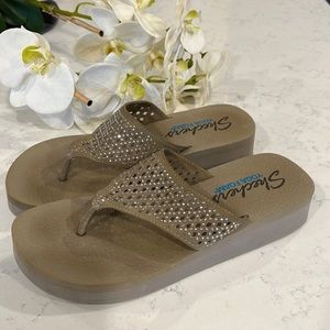 Sketchers Women’s Yoga Foam Platform Thong Sandals Size 10